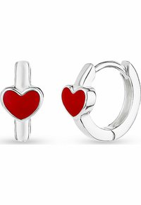 Orecchini a cerchio argentati con accenti a forma di cuore rossi, con un orecchino che presenta un design a cuore verticale e l'altro una forma a cerchio.
