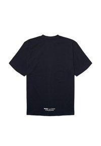 Μαύρο T-shirt με κοντά μανίκια, εμφανιζόμενο από πίσω, με μικρό λευκό κείμενο κοντά στο κάτω μέρος που γράφει, «Το φαγητό είναι η πρώτη προτεραιότητα των ανθρώπων.»
