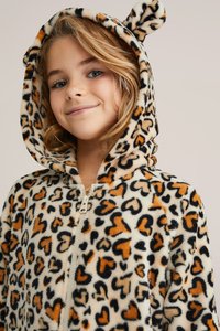 Hoodie z zadrgo iz flisa s leopardjim vzorcem in ušesi, okrašen z oranžnimi in črnimi srčkimi vzorci na kremni podlagi, mehak na otip, s sprednjo zadrgo.