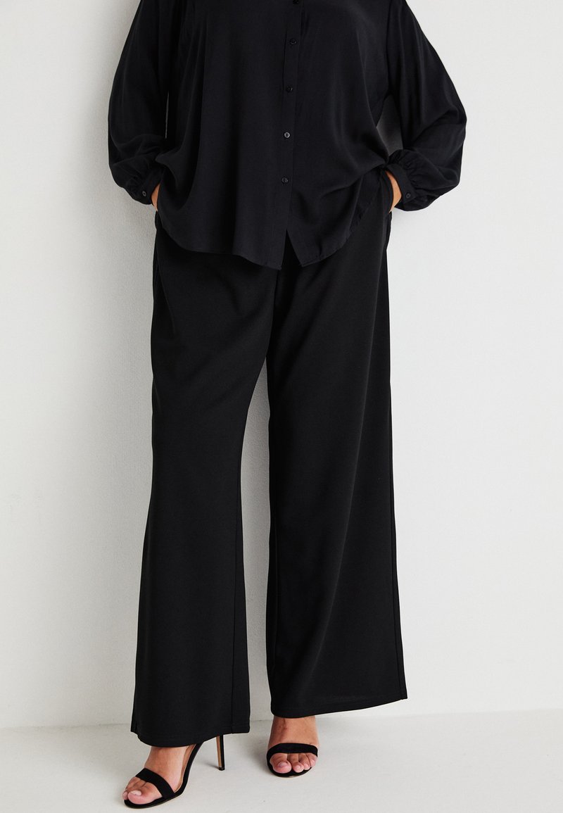 Vero Moda Curve VMCLIVA SUPER WIDE PANTS - Broek - black