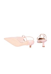 Scarpe slingback in pelle lucida rosa con punta affusolata, tacco basso a blocco e cinturini sottili. Texture liscia con una finitura brillante.