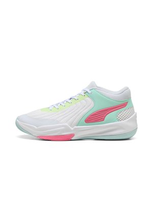 Baskets de sport blanches avec des superpositions en maille et en synthétique, mettant en avant des accents vert menthe et rose, des panneaux texturés et une semelle en caoutchouc.