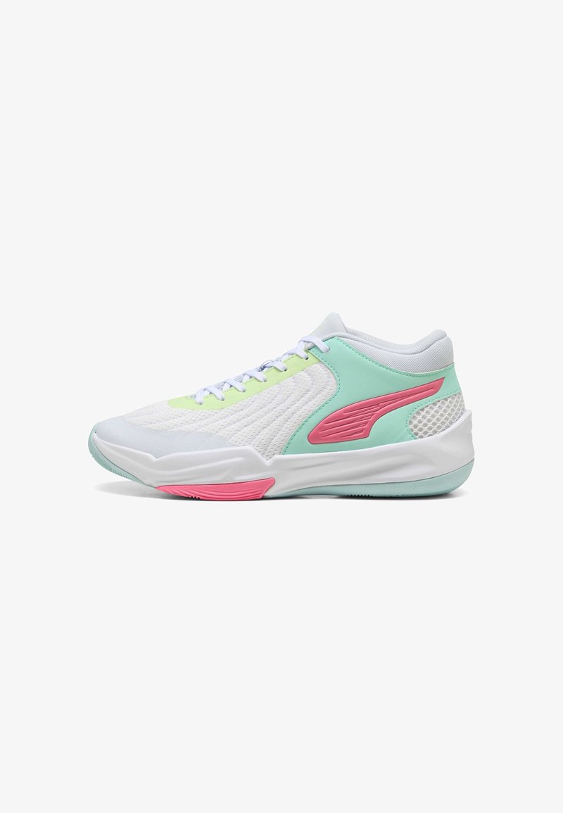 Scarpe sportive bianche con sovrapposizioni in rete e sintetico, caratterizzate da accenti in verde menta e rosa, pannelli testurizzati e suola in gomma.