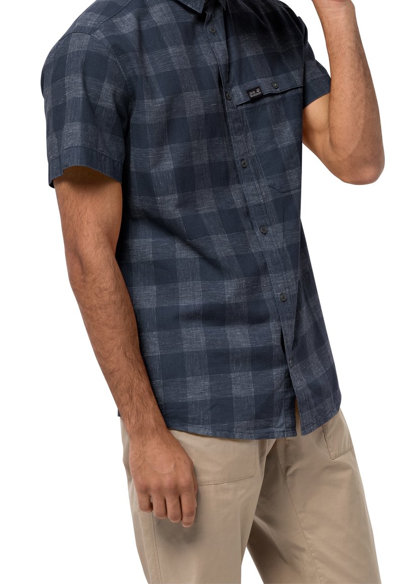 Kortärmad skjorta med knappar i marinblått rutmönster. Har en bröstficka och ett kontrasterande ljusblått rutmönster. Material i bomullsmix.