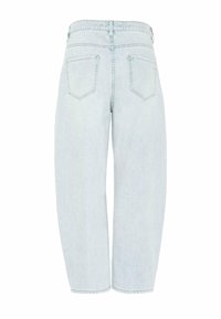 Lyseblå denimjeans med høy midje, vide ben og to baklommer. Stoffet har en lett tekstur og en ren finish.