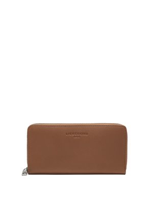 Portafoglio in pelle marrone con chiusura a zip, logo impresso sulla parte anteriore, forma rettangolare, texture liscia e design minimalista.