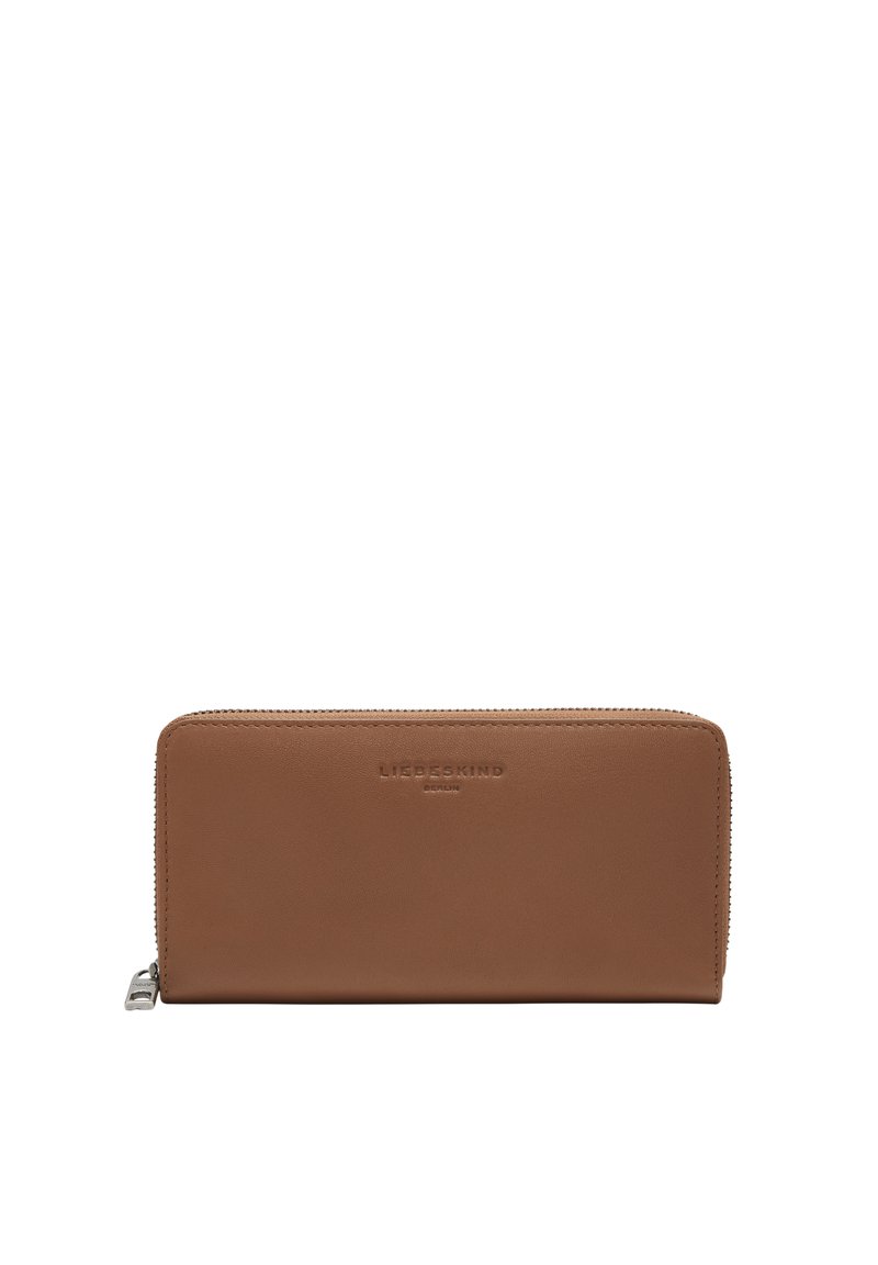 Portafoglio in pelle marrone con chiusura a zip, logo impresso sulla parte anteriore, forma rettangolare, texture liscia e design minimalista.
