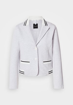 Lichtgrijze blazer met een zachte textuur, enkele knoopsluiting en contrasterende zwart-wit gestreepte accenten op de kraag en zakken.