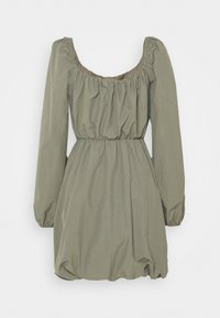 Robe verte texturée avec un décolleté carré, de longues manches bouffantes et une taille élastique, présentant une jupe froncée de style ballon.