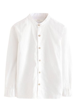 Biała koszula z długim rękawem, zapinana na guziki, z kołnierzykiem typu mandarynka i beżowymi guzikami, rozłożona na płasko na białym tle.
