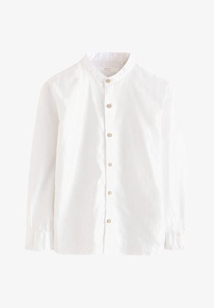Biała koszula z długim rękawem, zapinana na guziki, z kołnierzykiem typu mandarynka i beżowymi guzikami, rozłożona na płasko na białym tle.