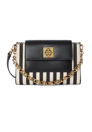 Borsa a righe bianche e nere con patta in pelle nera, chiusura decorativa dorata e tracolla a catena dorata su sfondo bianco.