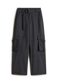 Pantaloni cargo grigio scuro realizzati in tessuto leggero, dotati di una cintura con fibbia rotonda, due tasche laterali e due tasche cargo.