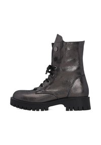 Bottine gris métallisé avec un orteil rond, des lacets noirs et des boutons décoratifs. Présente une semelle en caoutchouc épaisse avec un motif texturé.