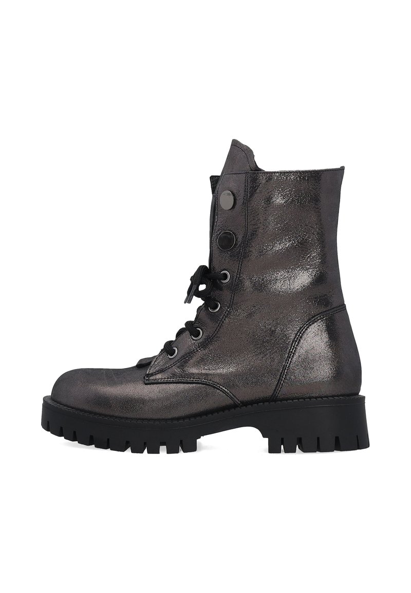 Bottine gris métallisé avec un orteil rond, des lacets noirs et des boutons décoratifs. Présente une semelle en caoutchouc épaisse avec un motif texturé.