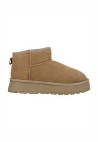 Bottine cheville en suede tan avec un bout arrondi, des côtés élastiques et un talon renforcé. Dispose d'une semelle en caoutchouc plate et d'accents surpiqués.
