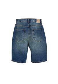 Short en jean bleu avec deux poches arrière et une étiquette de marque en cuir sur la ceinture, vu de dos.