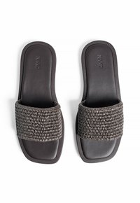 Öppna sandaler med en mörkbrun syntetisk sula och en texturerad vävd rem i grå nyanser. Platt design, slät yta.