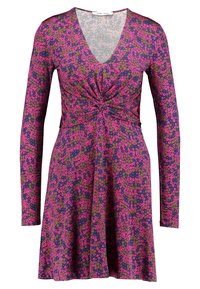Sukienka z długim rękawem w ciemnym granacie z kwiatowym wzorem w różu i zieleni. Posiada dekolt w serek oraz marszczoną kokardę w talii.