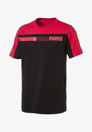 Camiseta de manga corta en negro y rojo con cuello redondo, que presenta un logo impreso en grandes dimensiones en el pecho y paneles contrastantes en los hombros. Material de algodón.