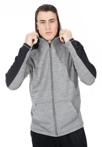 Grau und schwarze Kapuzenjacke mit Reißverschluss aus strukturiertem Stoff, langen Ärmeln und verstellbarem Kordelzug in der Kapuze. Verfügt über seitliche Taschen und kontrastierende Schulterpaneele.