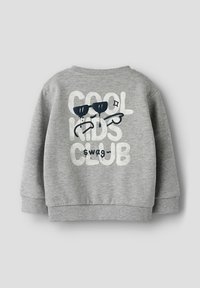 Hallhalli on selja kujundusega, millel on valge "COOL KIDS CLUB" tekst ja tumesinise värvi prillid. Pehme materjal, soonikkoes varrukad.