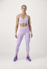 Nike Performance INDY BRA - Sports-BH-er med lett støtte - lilac bloom