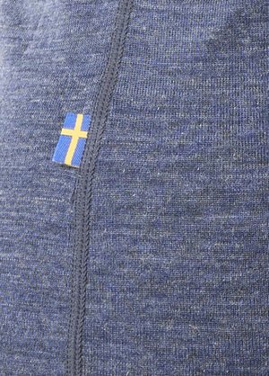 Marineblauwe gebreide stof met een fijne textuur, met een klein geweven label van de Zweedse vlag langs de naad. Eenvoudig en ingetogen ontwerp.