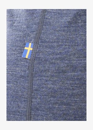 Tessuto lavorato a maglia blu navy con una fine trama, caratterizzato da un'etichetta a tessuto con la piccola bandiera svedese lungo la cucitura. Design semplice e sobrio.