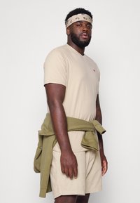 Levi's® Plus T-shirt estampada - fields of rye