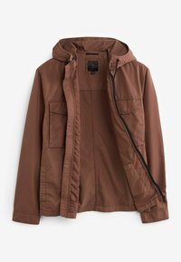 Veste à capuche marron avec fermeture éclair frontale partiellement ouverte, deux poches poitrine à rabat, posée à plat sur un fond blanc.