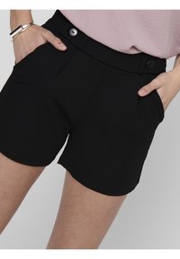 Černé šortky s hladkou strukturou, elegantním střihem, předními kapsami a dvěma knoflíky v pase.