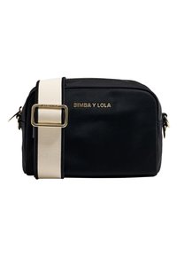 Sort nylon crossover taske med en beige rem, som har et gyldent logo, lynlåslukning og metal hardware detaljer.