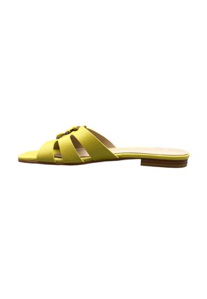 Sandalo giallo con design a ritagli, suola piatta e un piccolo elemento decorativo sulla parte superiore. Texture liscia e stile minimalista.