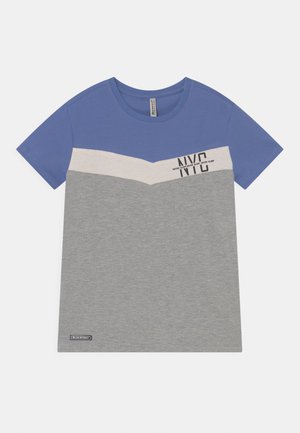 Kortærmet t-shirt med blå øverste del, hvid chevronstribe og grå nederste del, med teksten "NYC" og "Never Sleep" på brystet.