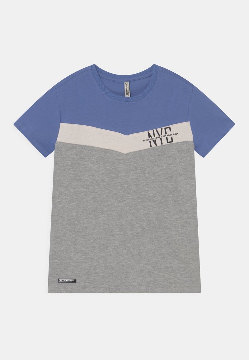 T-shirt à manches courtes avec partie supérieure bleue, bande blanche en chevron et partie inférieure grise, avec les textes "NYC" et "Never Sleep" sur la poitrine.