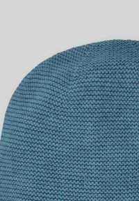 Bonnet en tricot de couleur bleu clair, présentant un motif texturé avec des lignes horizontales, fabriqué en fil doux pour la chaleur et le confort.