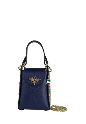 Petit sac à main en cuir bleu marine avec un emblème d'abeille doré, une poignée courte, une bandoulière chaîne dorée, et un porte-bonheur au drapeau italien sur le côté.