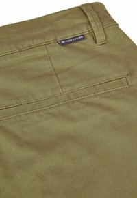 Olijfgroen katoenen stof met een gladde textuur, uitgerust met een achterzak en het Tom Tailor logo-label nabij de tailleband.