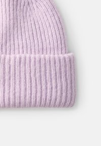Beanie tricotat de culoare mov deschis, fabricat din lână moale. Prezintă o textură în relief și un tiv rulat la baza acestuia pentru un plus de căldură și confort.