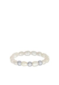 Bracciale elastico realizzato con perle bianche di forma irregolare e perline in argento lucido. Texture liscia con design circolare.