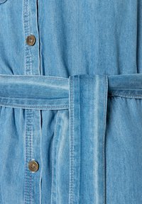 Hellblaues Denim-Kleid mit Knöpfen und einem gebundenen Taillengürtel. Verfügt über sichtbare Nähte und einen strukturierten Stoff.