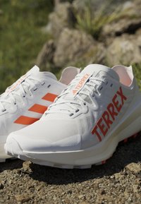 adidas Terrex AGRAVIC SPEED - Løbesko trail - dash grey/impact orange/footwear white