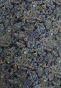 Tessuto blu navy con un motivo paisley in blu, verde e giallo. Presenta intricati vortici ed elementi floreali. Texture liscia.