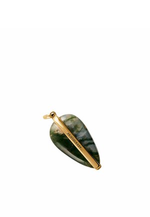 Colgante de piedra verde en forma de lágrima con barra metálica dorada grabada con "ARISTOCRAZY" sobre un fondo blanco.