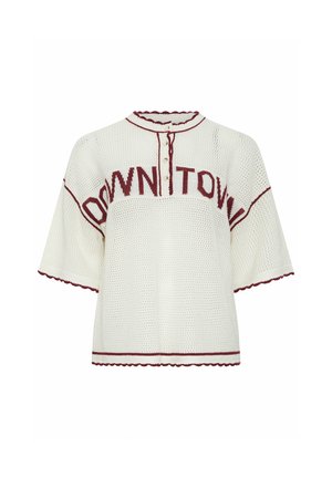 Witte gebreide sweater met korte mouwen, bordeauxrode biezen en knopen, met het woord "DOWNTOWN" op de borst.