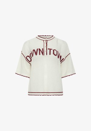 Biały, dziergany sweter z krótkim rękawem, z bordowymi wykończeniami i guzikami, z napisem „DOWNTOWN” na klatce piersiowej.