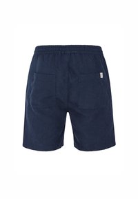 Marine corduroy shorts met een elastische tailleband, achterzakken en een label op de tailleband. Geverfd materiaal met verticale lijnen.