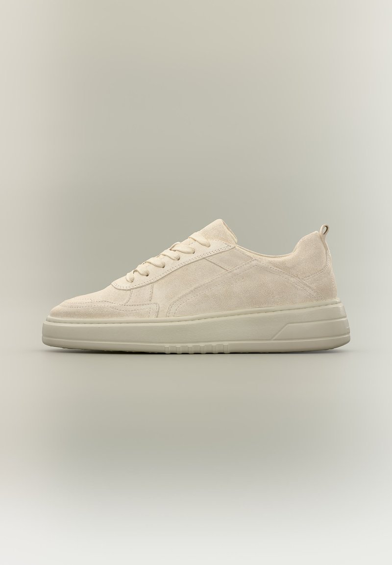 Μπεζ σουέτ χαμηλό παπούτσι με κορδόνια στο μπροστινό μέρος και χοντρή λαστιχένια σόλα σε ουδέτερο φόντο.