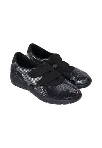 Zapatillas negras con parte superior de malla texturizada, correas de velcro y suela de goma. Presentan un acabado brillante y un diseño de punta redonda.